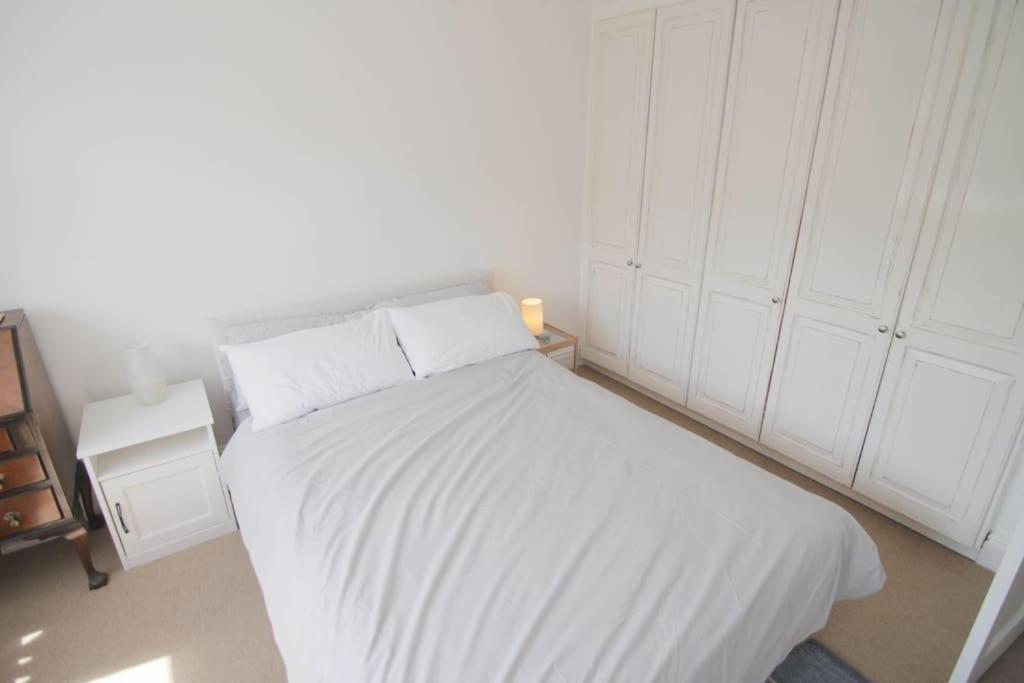 Secluded Central 2 Bed Flat สแตรทฟอร์ด อะพอน เอวอน ภายนอก รูปภาพ